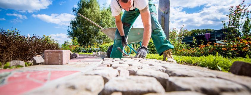 Pflasterarbeiten am Gartenweg