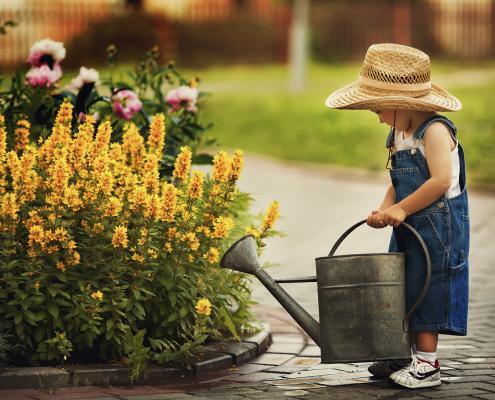 Gartenweg mit Kind