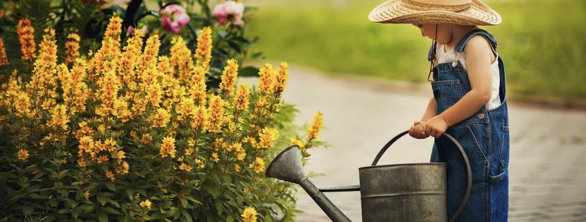 Gartenweg mit Kind