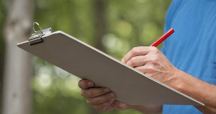 ein Mann mit einer Checkliste