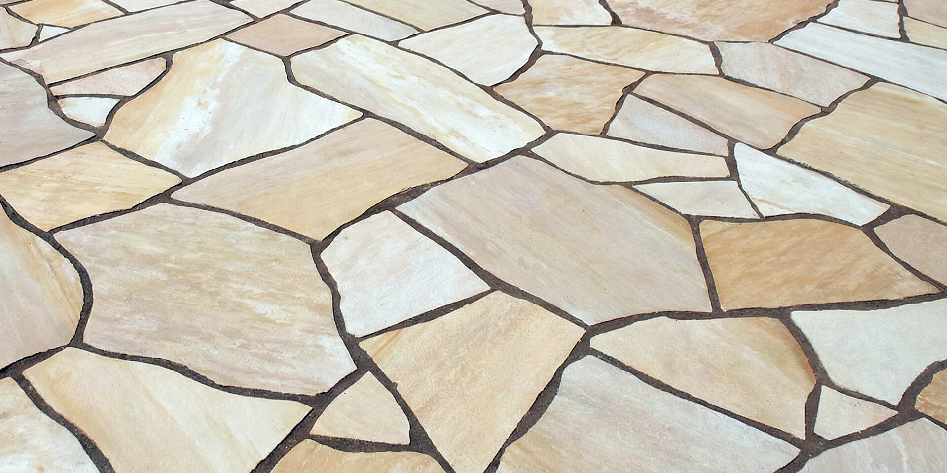 Natursteinplatten mit unregelmäßigen Kanten in einem Wildverband